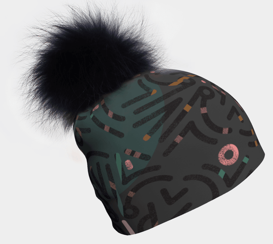 Tuque grise avec pompon noir et motif géométrique abstrait répété en vert foncé, rose et orange.