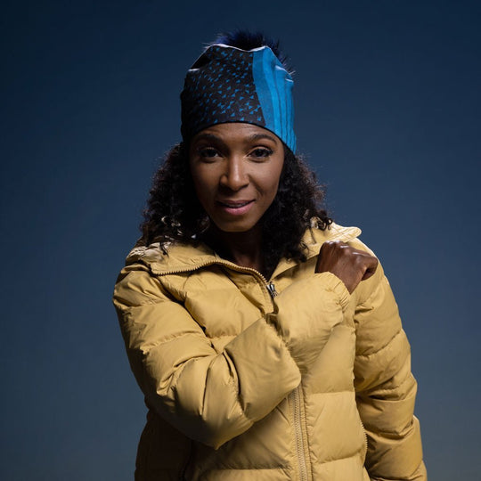 Femme portant la tuque Éclats de Jade en bandeau, regardant devant.