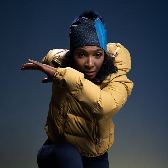 Femme portant la tuque Éclats de Jade en bandeau avec section à motif bleu.