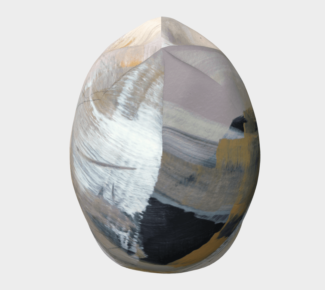 Vue latérale de la Tuque Unisexe Sable, soulignant sa forme lisse et arrondie et son motif artistique.