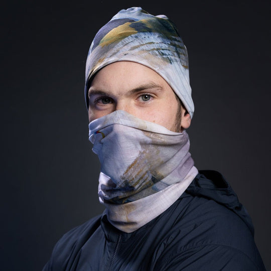 Un homme portant la Tuque Unisexe Sable et le cache-cou comme protection faciale.