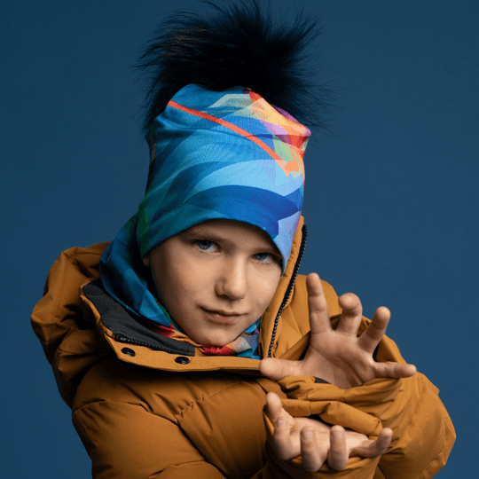 Un jeune garçon portant la tuque unisexe Fast Triangles avec un cache-cou assorti et une veste d&