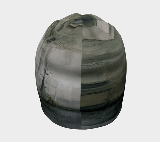 Vue divisée de la Tuque Murale montrant des motifs abstraits dans des tons gris et plus foncés.