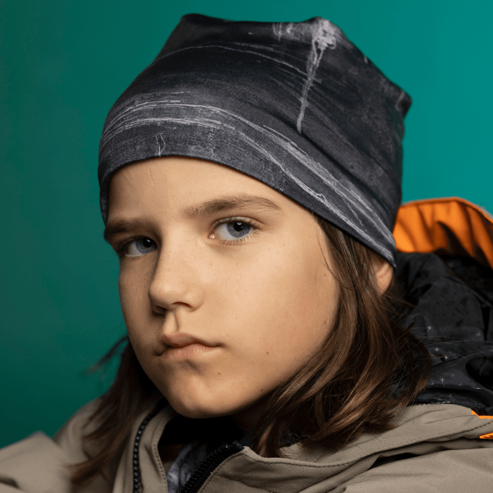Enfant en tuque Wall Black face caméra — gros plan frontal sur l&