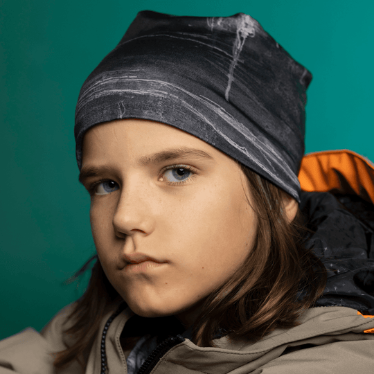 Enfant en tuque Wall Black face caméra — gros plan frontal sur l&