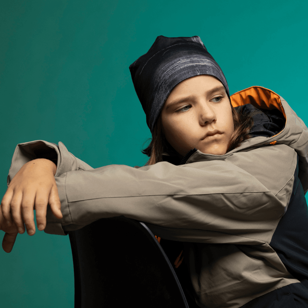 Enfant en tuque Wall Black, regard vers le bas — imprimé artistique sombre et port décontracté mis en valeur