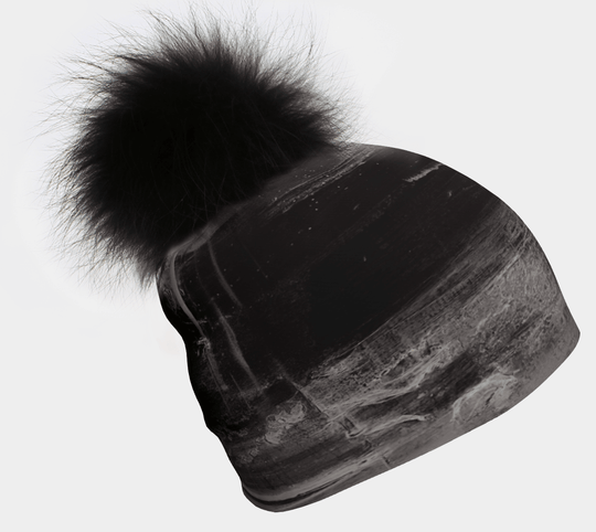 Tuque noire avec un gros pompon noir, vue en angle
