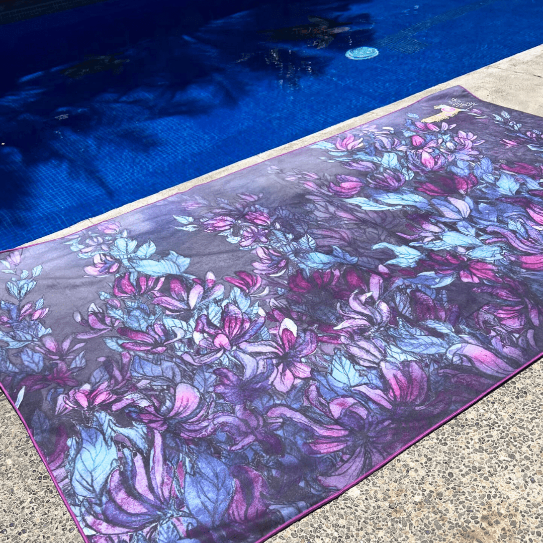 Serviette de plage en microfibre luxe Wisteria étalée près d&
