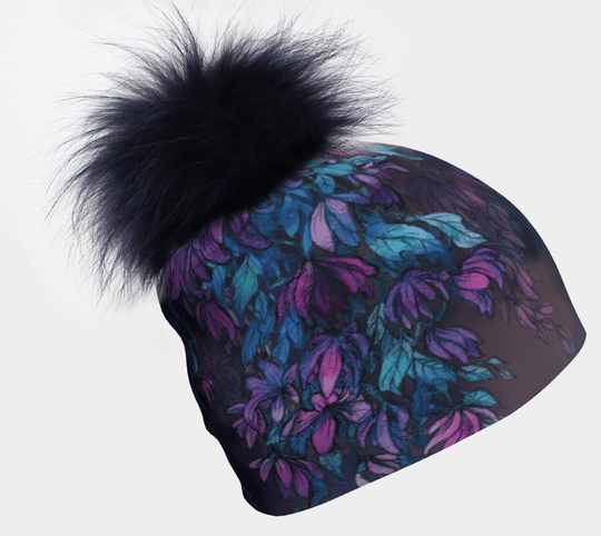 Tuque à pompon Wisteria avec un pompon marine et un imprimé floral sur fond blanc.