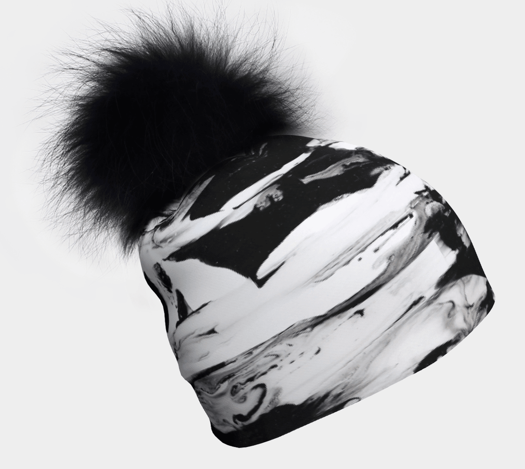 Tuque abstraite noir et blanc pour femme avec un grand pompon noir.