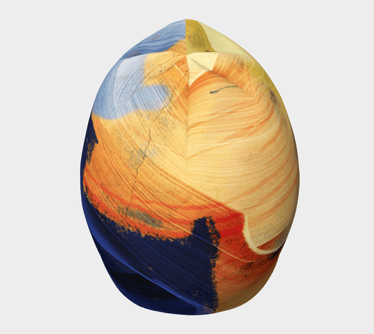 Tuque à art abstrait avec des coups de pinceau visibles en jaune, orange et bleu, vue de face.