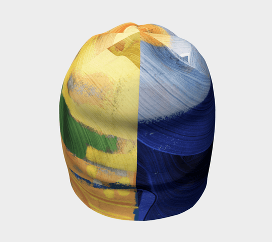Tuque à art abstrait avec des sections de coups de pinceau jaunes, verts et bleus, vue de côté.