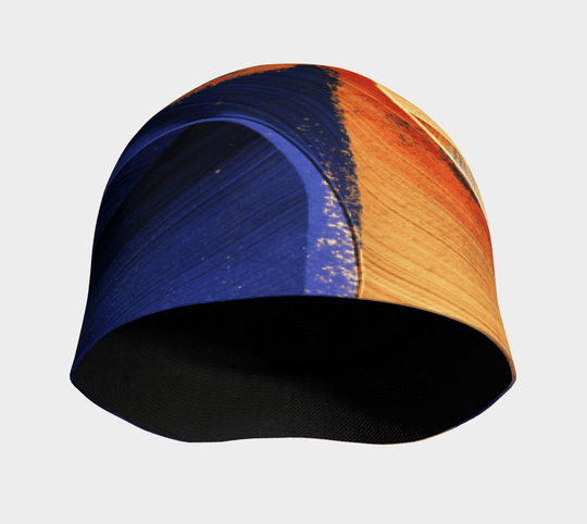 Gros plan de la tuque jaune et bleue, montrant la doublure intérieure en bambou noir.