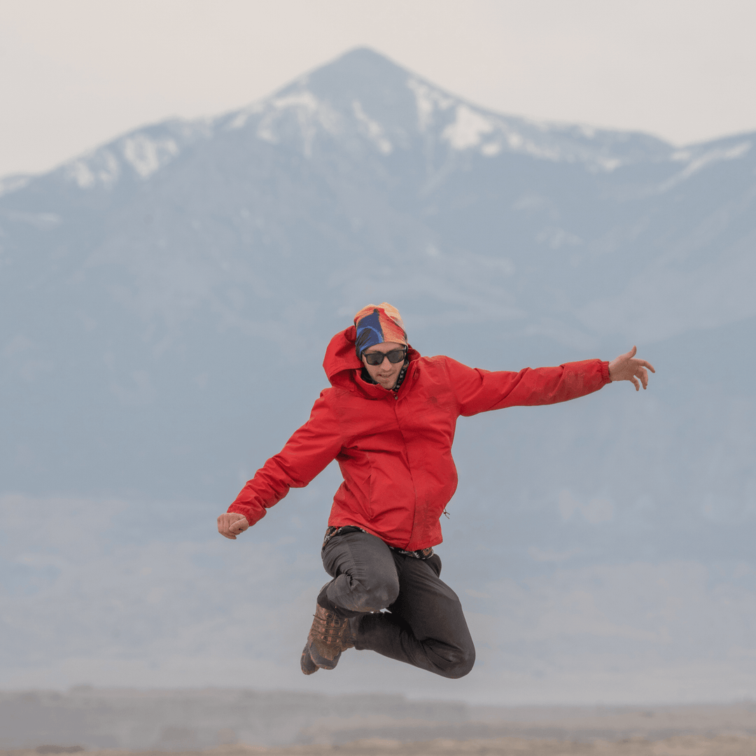 Personne en veste rouge sautant en l&