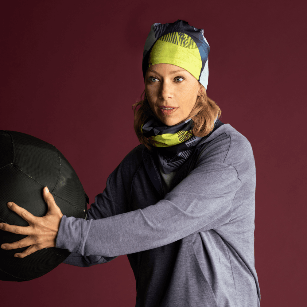 Femme portant une tuque et un cache-cou assortis à Motifs Jaunes tout en tenant un ballon d&