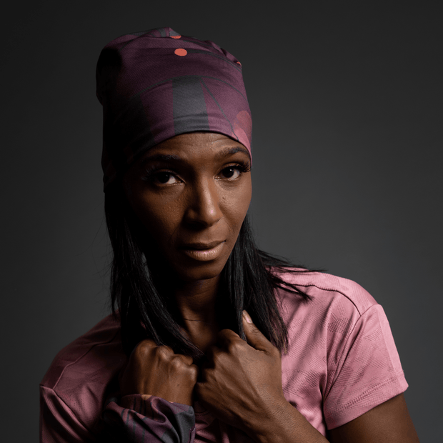 Young black woman wearing the sports cap designed by artist Varléry Goulet. The Graphometrics bamboo beanie is ideal for indoor and outdoor sports activities, walking, yoga, trail running, cycling and skiing. Perfect gift for the active woman. 