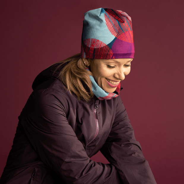 Woman werring the teal dots pattern sports hat. 